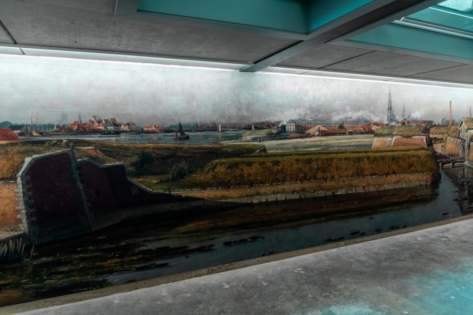 Next to the remains of the fortress wall hangs a picture with a view of the citadel, with the Vlaams Hoofd in the background. 