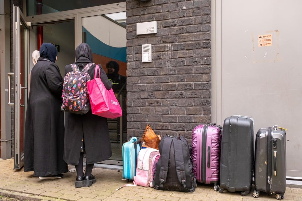 Yasmina* (27) met haar mama (52) en oudste zus (30) op het moment van hun uithuiszetting.