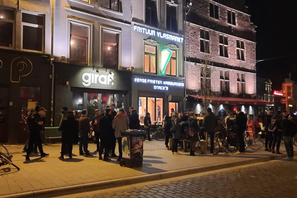 Gent om 23.55 uur: het volk staat op straat, sommigen zoeken hun toevlucht tot blikjes bier in de frituur. 