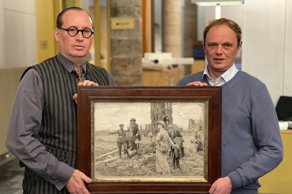 Wetenschappelijk medewerker Dominiek Dendooven (links) en Iepers schepen voor musea Dimitry Soenen (N-VA) tonen het schilderij.
