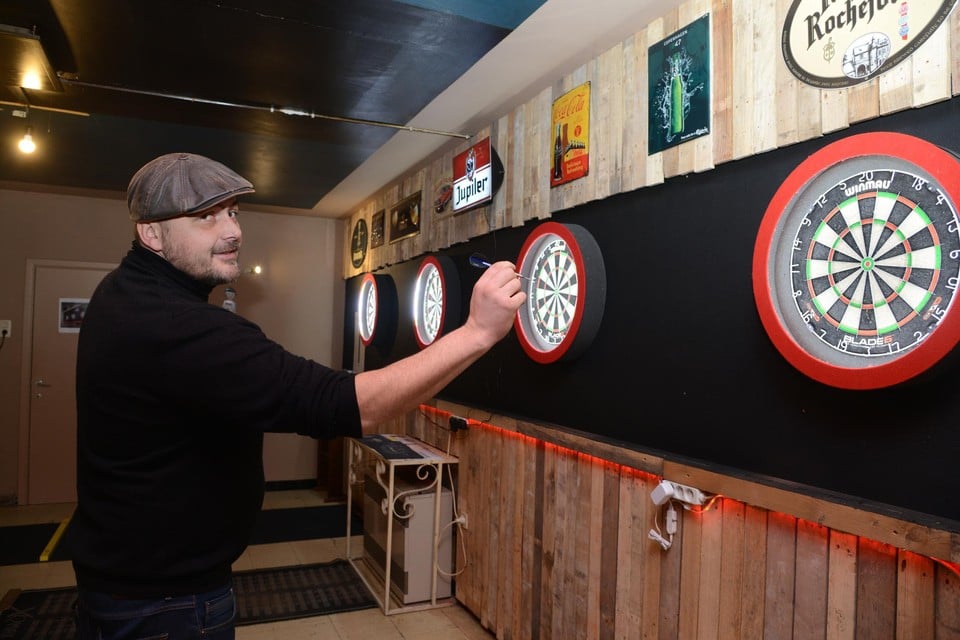 Frederik Van Daele in zijn dartscafé: “Om zelf in competitie te spelen, heb ik geen tijd meer.”