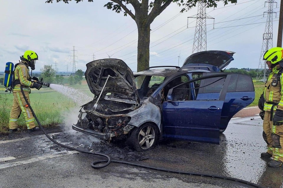 Family with baby and toddler escapes car fire with the help of behind Ligger: « Suddenly flames came from under the vehicle » (Hoeselt)