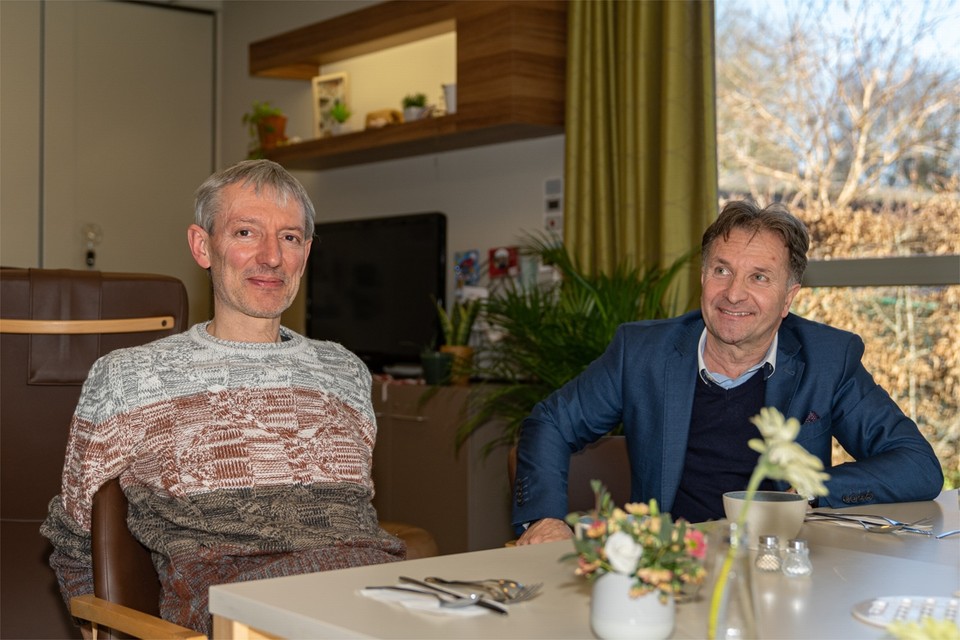 Bart Desmedt (56, links) en Philippe Claessens (62) in het dagcentrum: “We praten hier open over alles en lachen wat af.” 
