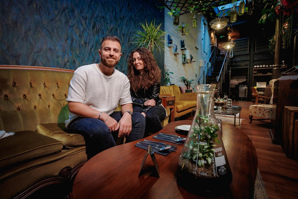De familie van Dilara Demir (rechts) van restaurant Merad is afkomstig uit het getroffen gebied in Turkije.