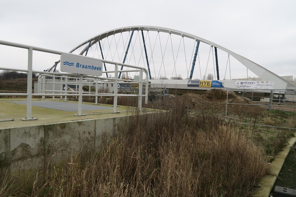 De nieuwe Hoogmolenbrug ligt nog heel even op het droge.