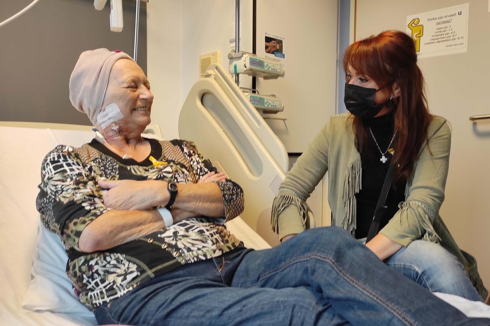 Lisa del Bo sprak uitvoerig met de patiënten. Ze praatte onder andere uitvoerig met Lizette Daniëls (68) uit Neerpelt bij wie afgelopen zomer de ziekte werd vastgesteld.