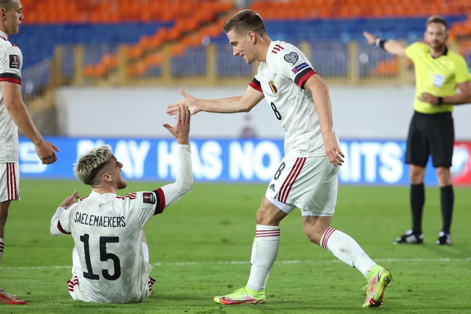 Dennis Praet bedankt Alexis Saelemaekers voor de assist.