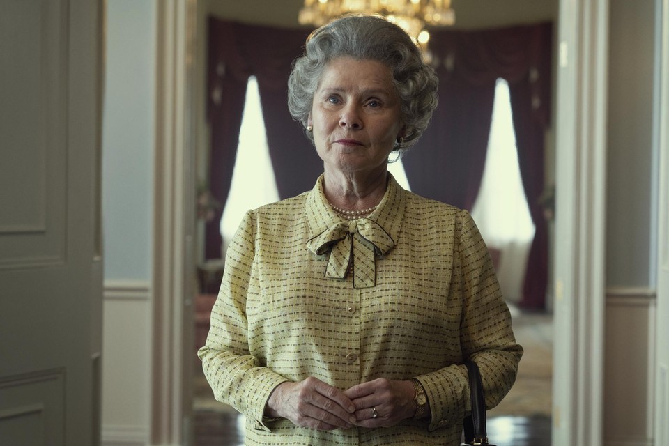 Netflix lost enkele nieuwe beelden uit het nieuwe seizoen van ‘The crown’, met Imelda Staunton als Elizabeth II. 