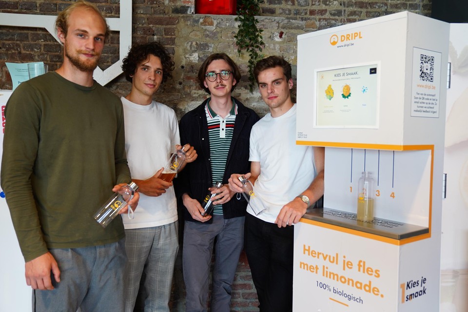 Lucas Moreau (22), Colin Deblonde (22), Mathijs Vanacker en Lukas Marivoet (21) ontworpen de eerste frisdrankautomaat zonder verpakking.  “Eén glas bevat slechts 10 calorieën.”  