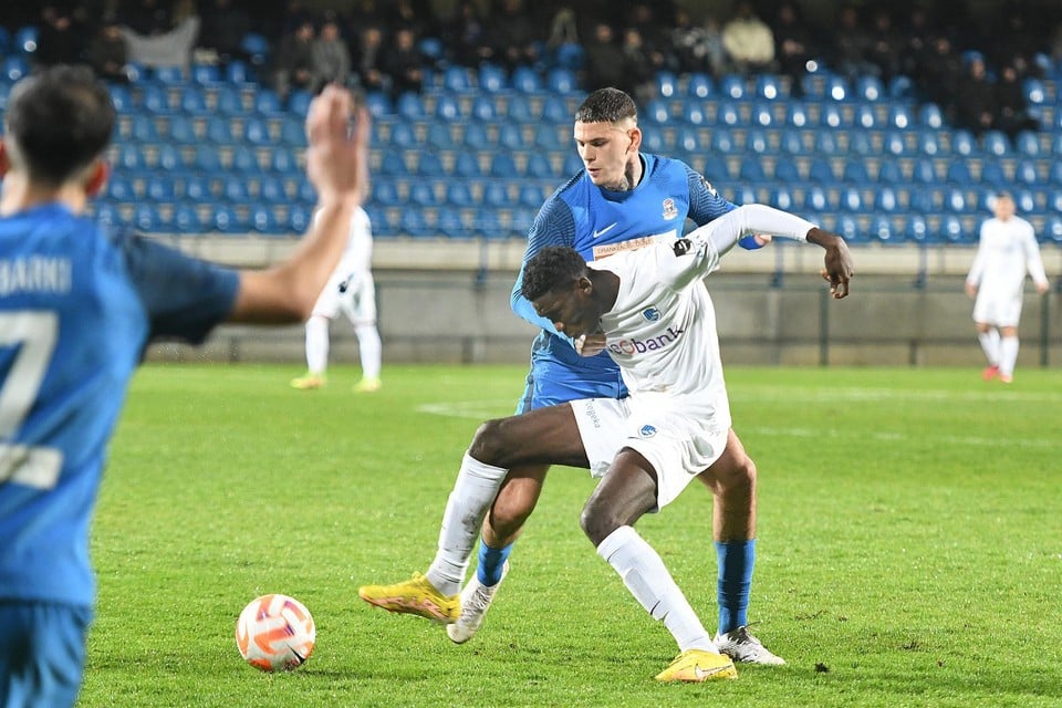 Tiago Cukur (blauw) in duel met bezoeker Sory Bangoura.