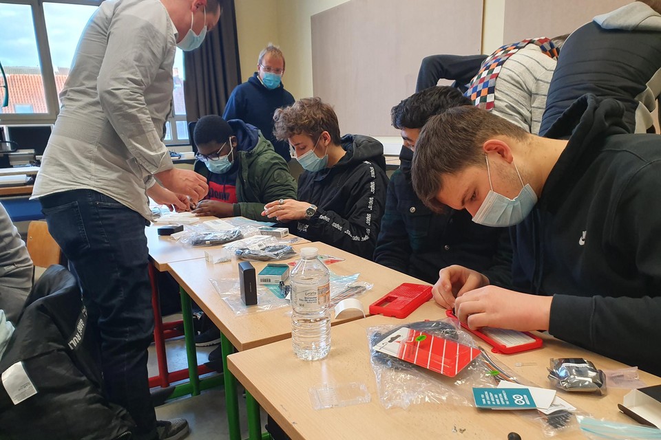 Leerlingen van vijf scholen in het Gentse zullen de toestellen in elkaar steken en trachten te verbeteren. 