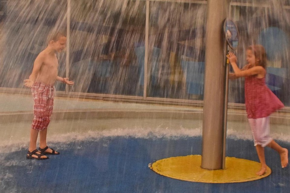 Een zomers beeld van spelende kinderen in Hidrodoe. Stef Smet