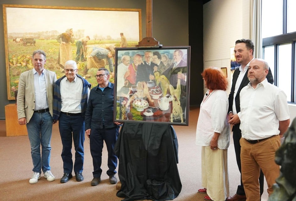 The presentation of the painting, with Walter Ertvelt third from the left.
