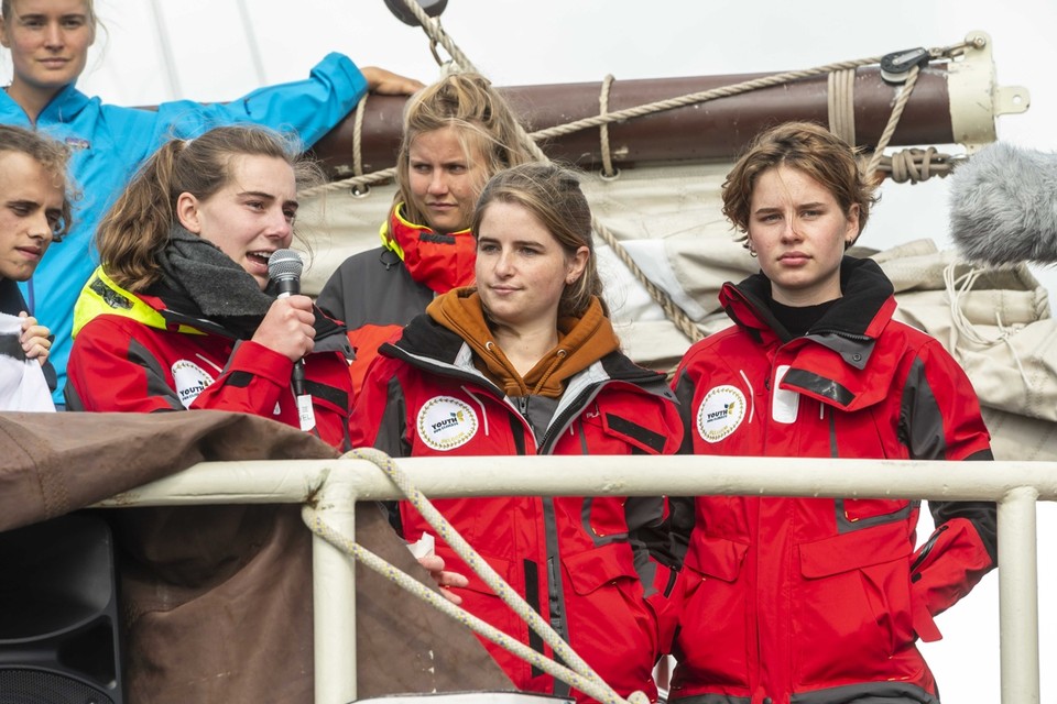 Belgische Klimaat-activistes Adélaide Charlier, Josefien Hoerée en Anuna De Wever bij het vertrek van een internationale groep jongeren die deelnemen aan de VN-klimaattop in Chili. 