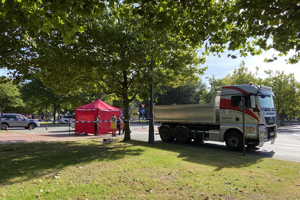 Het ongeval gebeurde aan de turborotonde voor het station van Knokke-Heist.