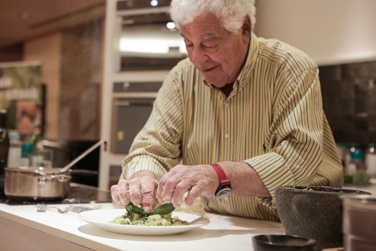 Antonio Carluccio: Niemand Werd Zo Vrolijk Van Een Perfecte Aubergine,  Niemand Pakte Zo Vlot De Vrouwen Rond De Tafel In | Het Nieuwsblad Mobile