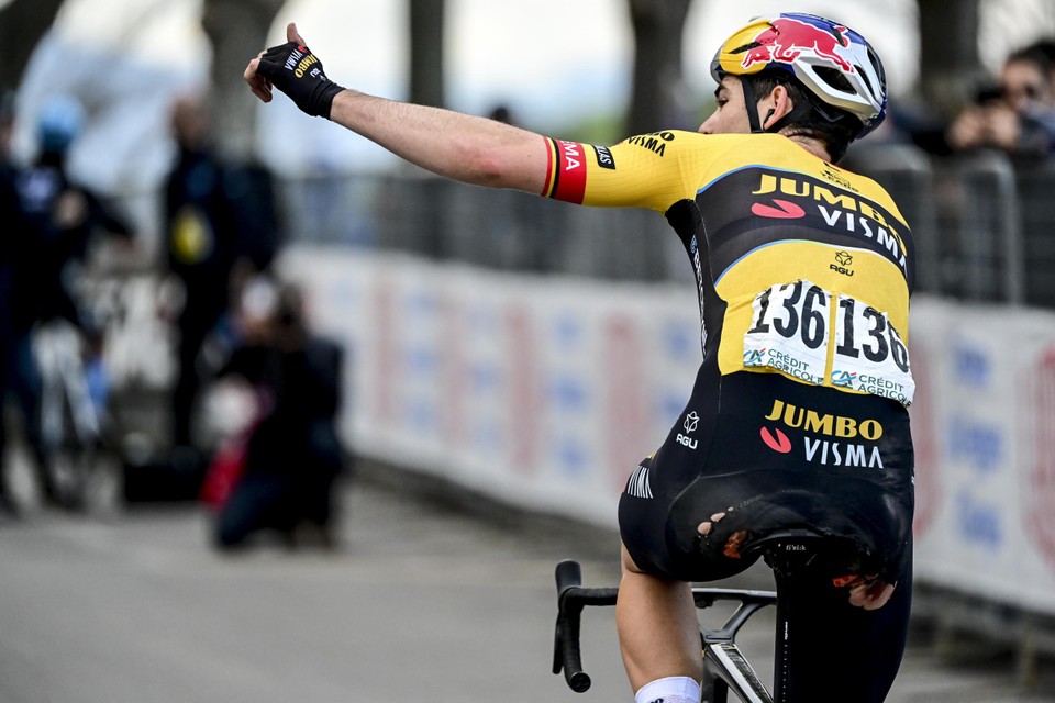 Van Aert stak zijn duim op richting Roglic die zich klaarmaakte voor de podiumceremonie. Het achterwerk van WvA kwam niet ongeschonden uit deze rit.
