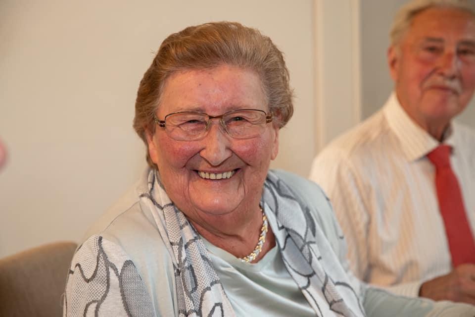 Gaby De Puydt (91) overleefde in eerste instantie de brand. Later die avond bezweek ze in het ziekenhuis aan een hersenbloeding. 