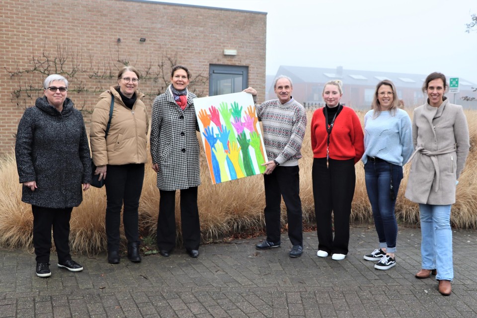 Het directiecomité van Blijdorp (links) verwelkomde de Eindelijk-medewerkers (rechts) met een schilderij, vervaardigd door enkele mensen van het dagcentrum van Blijdorp-Dendermonde. 