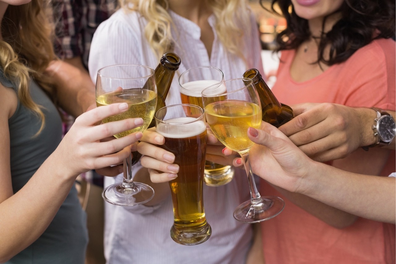 Bier na wijn of omgekeerd? Volgorde van drankjes heeft geen invloed je kater | Het Mobile