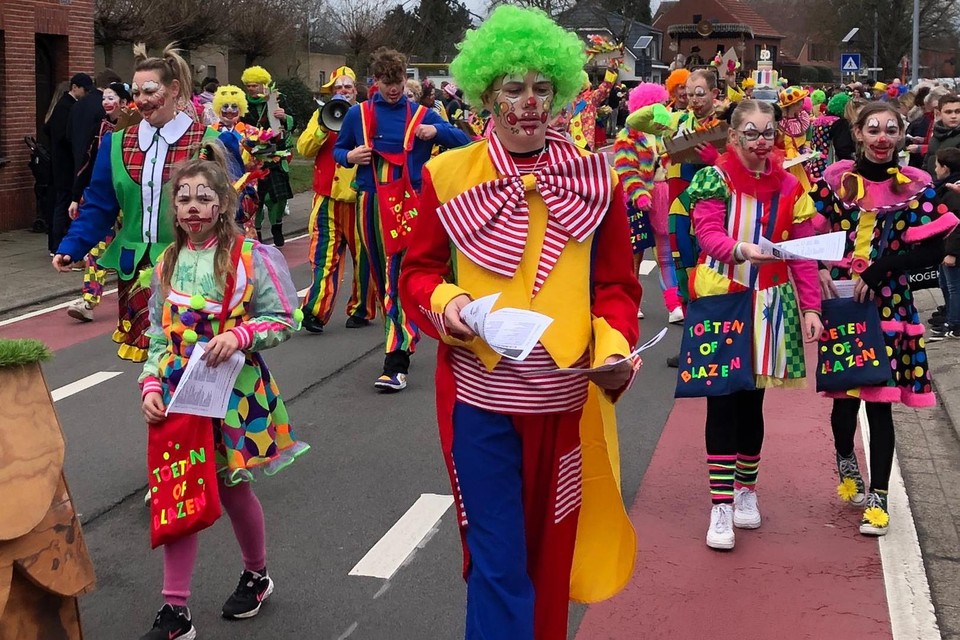 Vosselaar is weer in de ban van het carnaval van Toeten of Blazen. De 51ste carnavalsstoet trekt zondagnamiddag door het dorp.