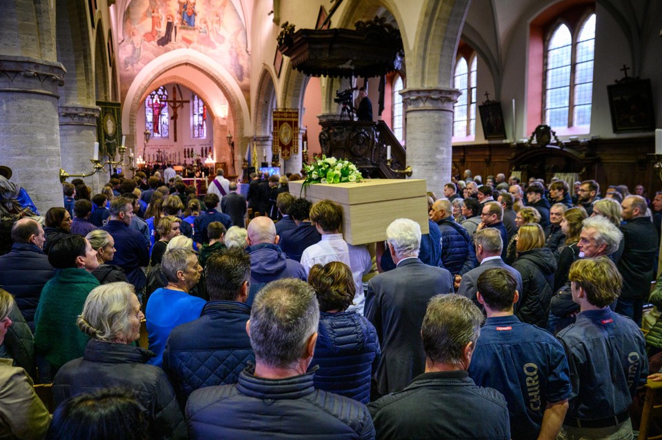 De Sint-Petruskerk in Bazel zat afgeladen vol voor het afscheid van Tuur.