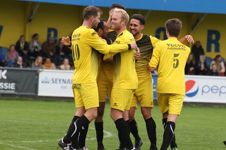 Henri Moyaert en co. vieren een doelpunt in de 2-0-zege tegen Club Roeselare