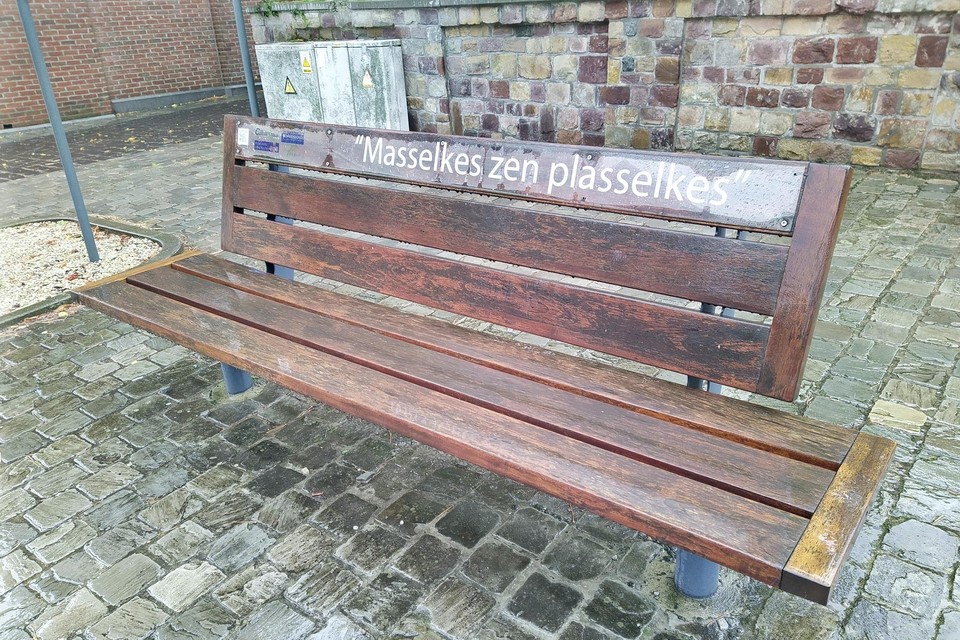 Op verschillende zitbankjes zijn dialectspreuken aangebracht.