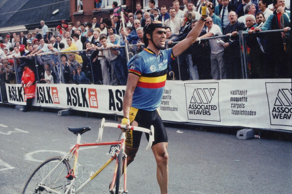 Een iconisch beeld om de controverse in WK’s op Belgische bodem te illustreren: Claude Criquielion in Ronse 1988