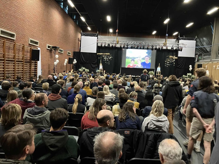 Ook in de nabijgelegen sporthal van het Sint-Jorisinstituut volgden honderden aanwezigen de plechtigheid.