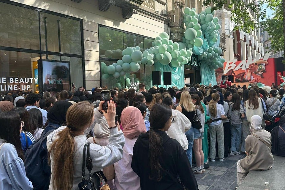 Douglas opens new branch on Antwerpse Meir: Queen has hundreds of people (Antwerp)