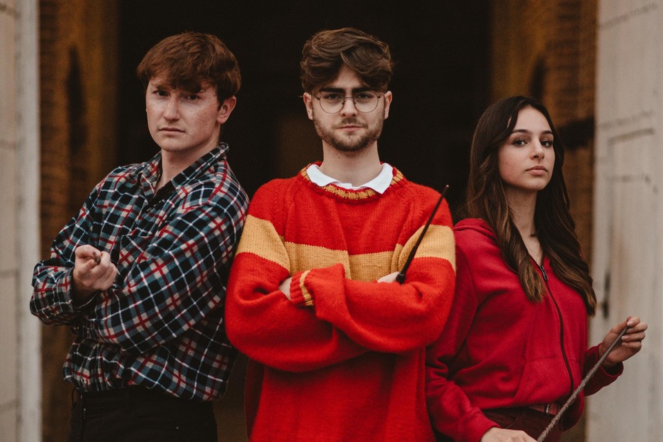 Co-regisseur Viktor Nevelsteen speelt het hoofdpersonage Harry Potter, hier geflanneerd door Kian en Paulien alias Hermione en Ron. 