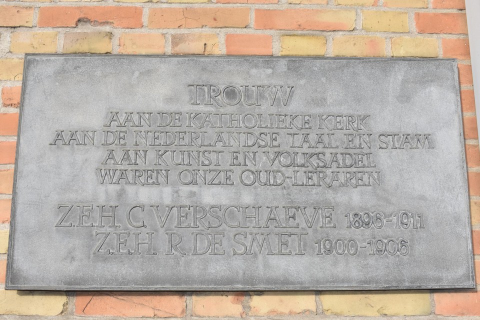 Deze gedenkplaat hing tot enkele weken geleden aan de muur van het Sint-Jozefscollege in de Kortrijkstraat in Tielt.