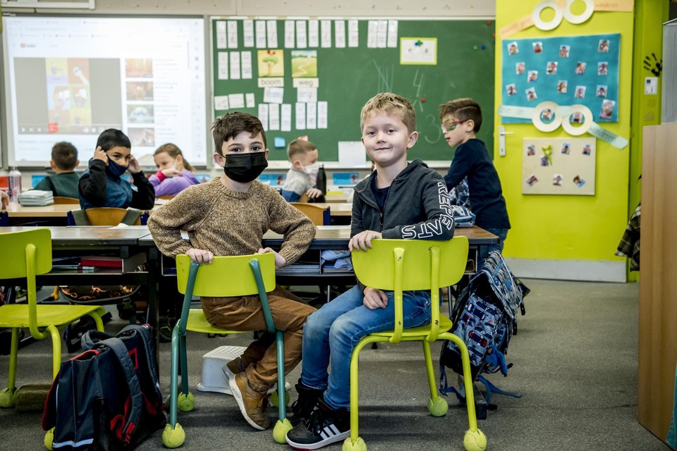 “Vandaag is hij naar school zonder mondmasker”, zegt Silvie, mama van de 6-jarige Mathias (rechts).