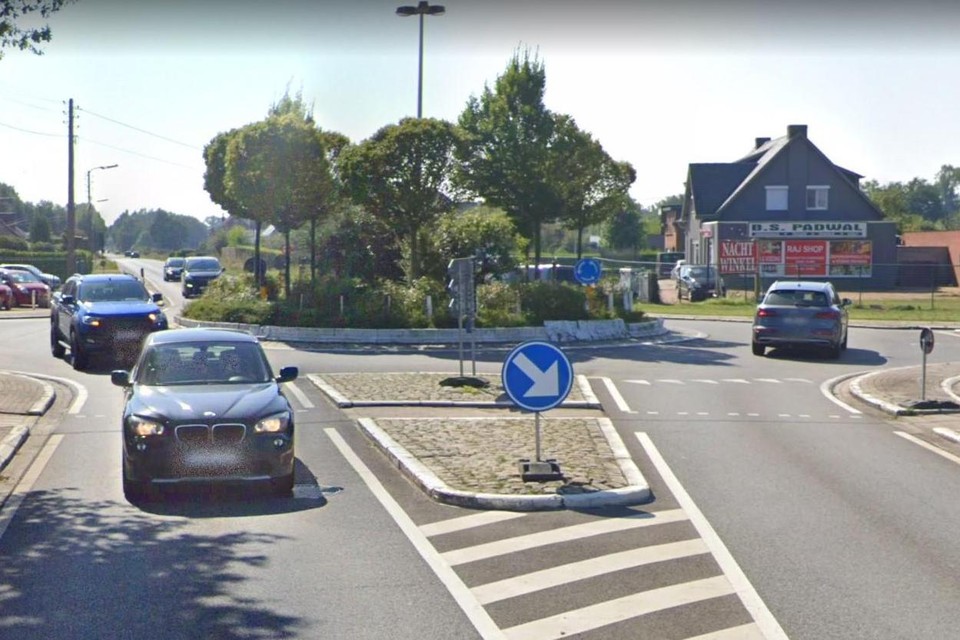De aanrijding gebeurde op de rotonde van de Nieuwebaan, Smissestraat en Borgstraat in Laakdal.