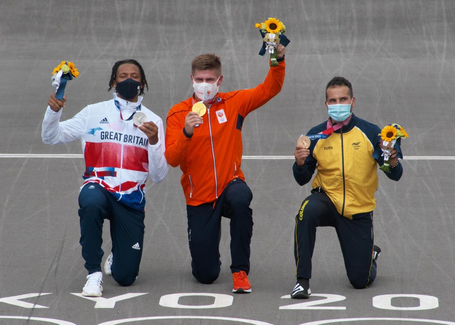 Heel bewust steunde Niek Kimmann (midden) op zijn rechterknie toen hij zijn gouden medaille aan de pers showde. In zijn andere knieschijf zit er een scheur.