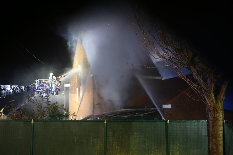 De brandweer bestreed het vuur aan de achterkant van de woning vanuit verschillende kanten en stelde onder meer een ladderwagen op.  