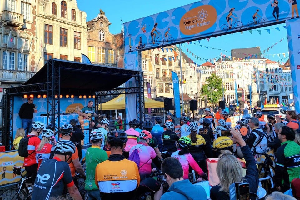 Klaas Delrue sang the theme song 1 million meters at the start of the second day.