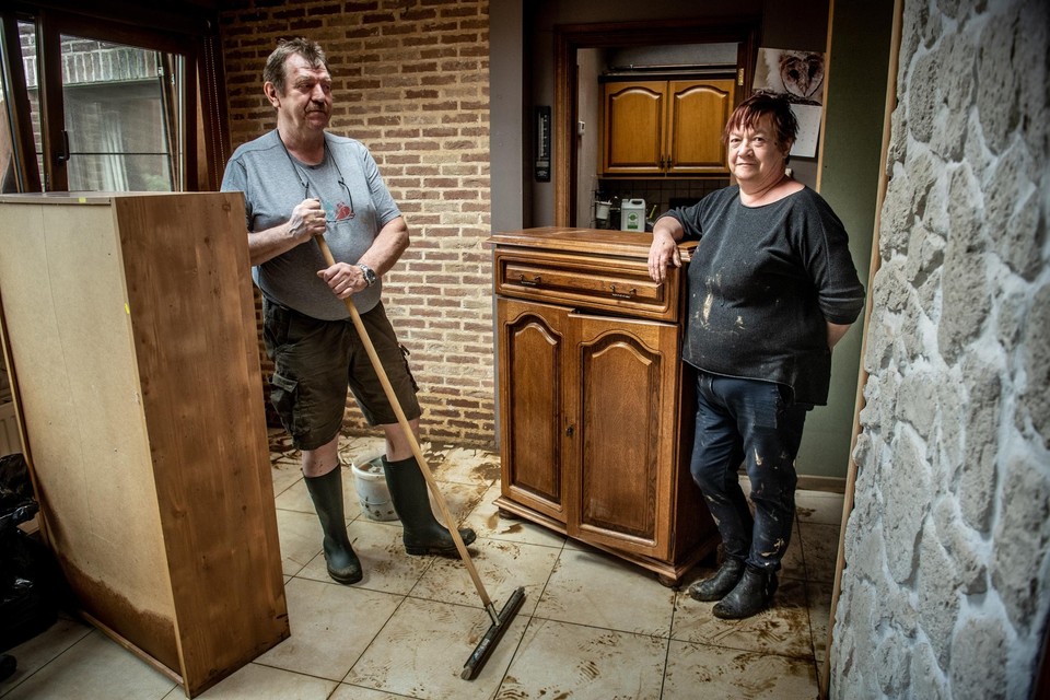 Guy Pax en Fabienne Ovart begonnen maandag met de opkuis in hun huis in de Beekstraat. “We hebben zeker voor enkele duizenden euro’s schade.” 