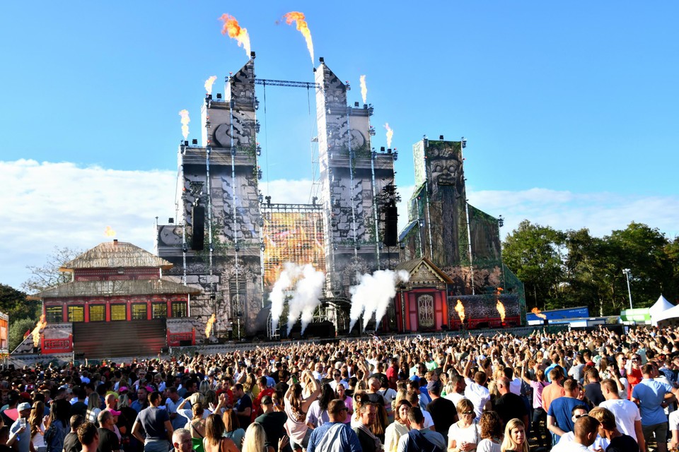 De voorbije edities lokte het Torhoutse muziekfestival Land of Love telkens heel wat volk.
