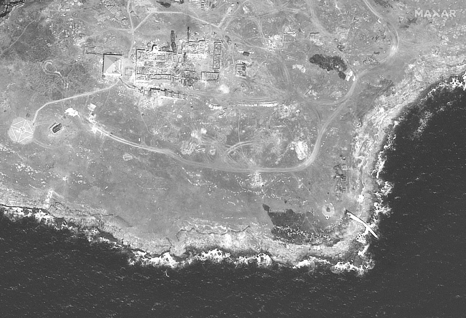 Satellietbeeld van het Slangeneiland na de aanval 