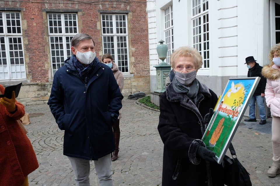 Suzanne Moortgat en advocaat Jef Vermassen met de Vredesprijs 2021.
