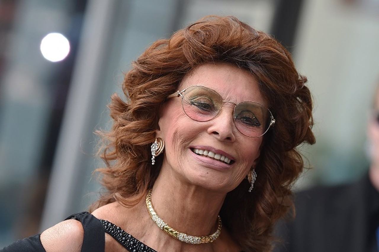 Dolce & Gabbana kiezen Sophia Loren (81) als nieuw gezicht campagne | Het  Nieuwsblad Mobile