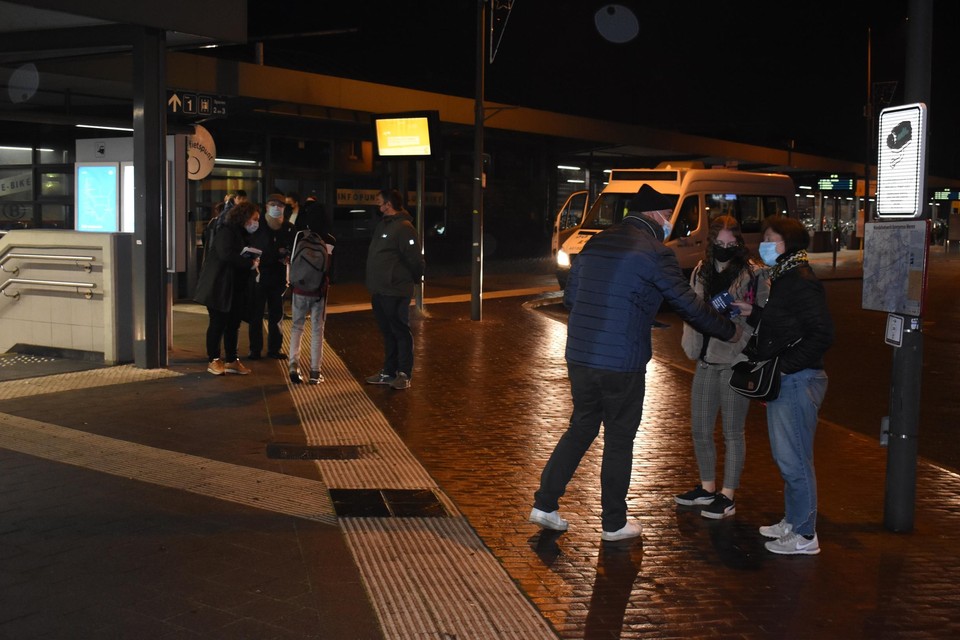 De actievoerders deelden flyers en witte lintjes uit.