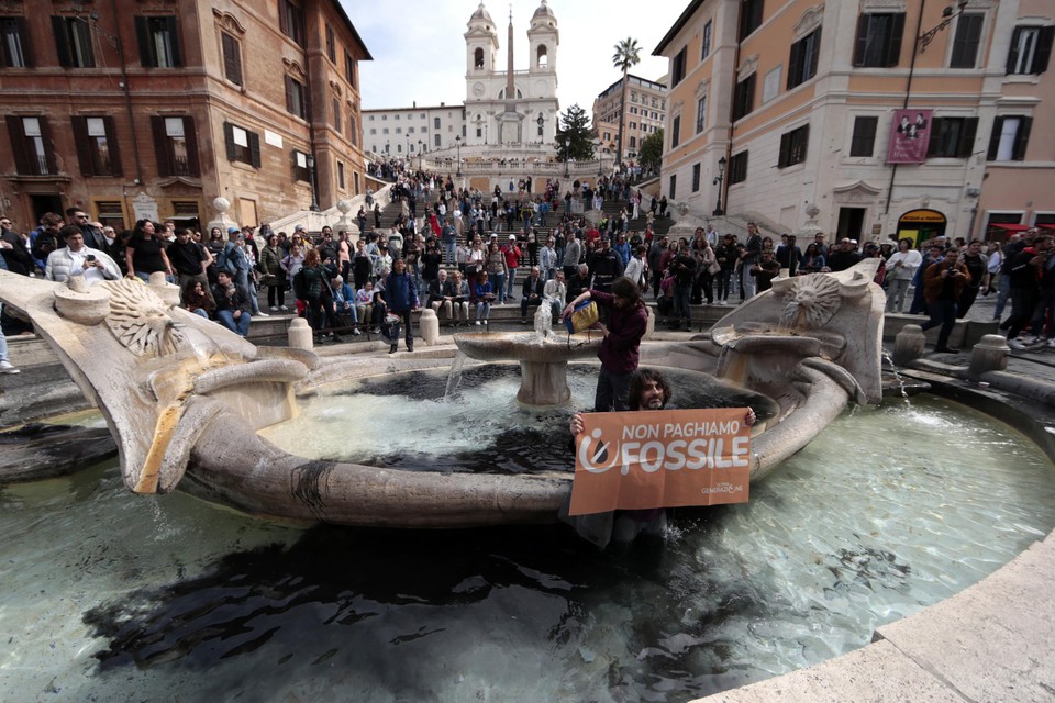 handleiding bodem bundel Klimaatactivisten gieten zwarte vloeistof in bekende fontein in Rome | Het  Nieuwsblad Mobile
