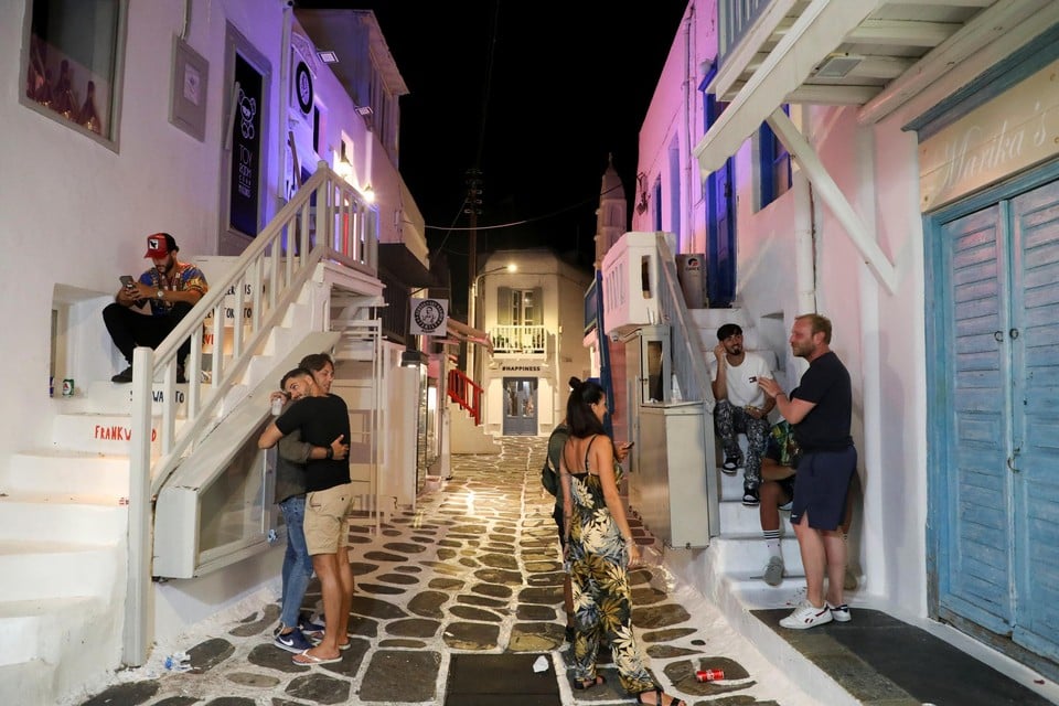 Toeristen op Mykonos worden geconfronteerd met gesloten winkels en restaurants.