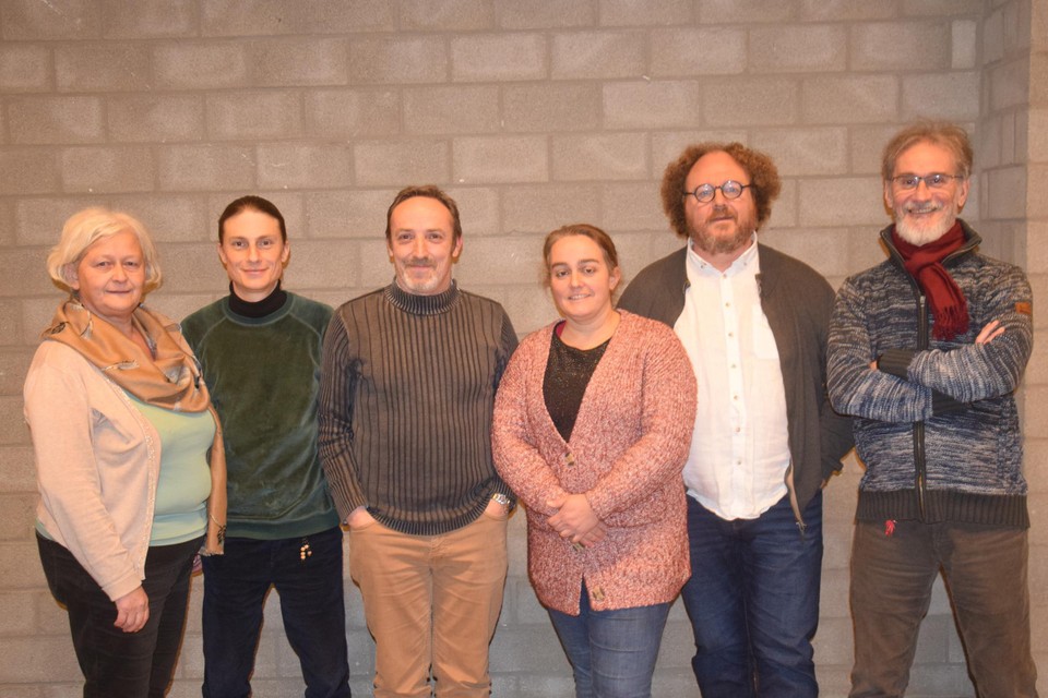 Van links naar rechts: acteurs Katrien Deweerdt, Jeroen Defauw, Erwin Ruyssen, Annelore Coffyn, Filip Deheegher en regisseur Walter De Groote.