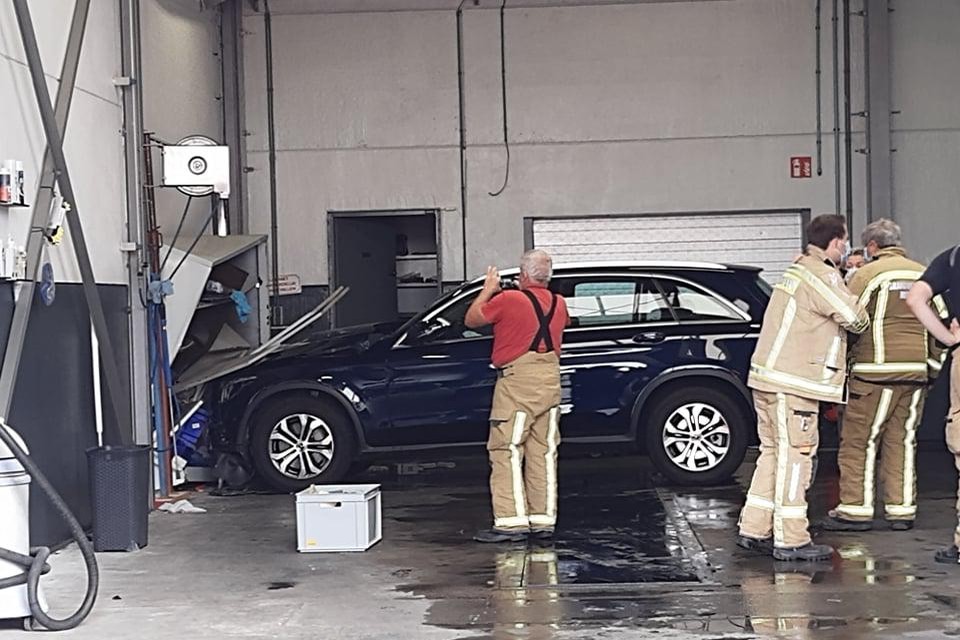 De wagen schoot vooruit en kwam tot stilstand tegen een kast en een muur, die iets later instortte.