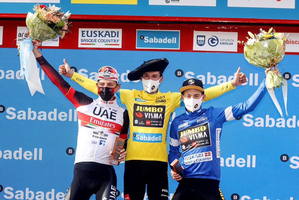 Tadej Pogacar, Primoz Roglic en Jonas Vingegaard op het podium van de Ronde van het Baskenland. 