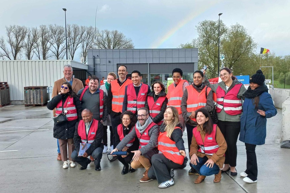 Een internationale delegatie uit vooral Zuid-Amerikaanse landen bezocht deze week het containerpark in Halle.